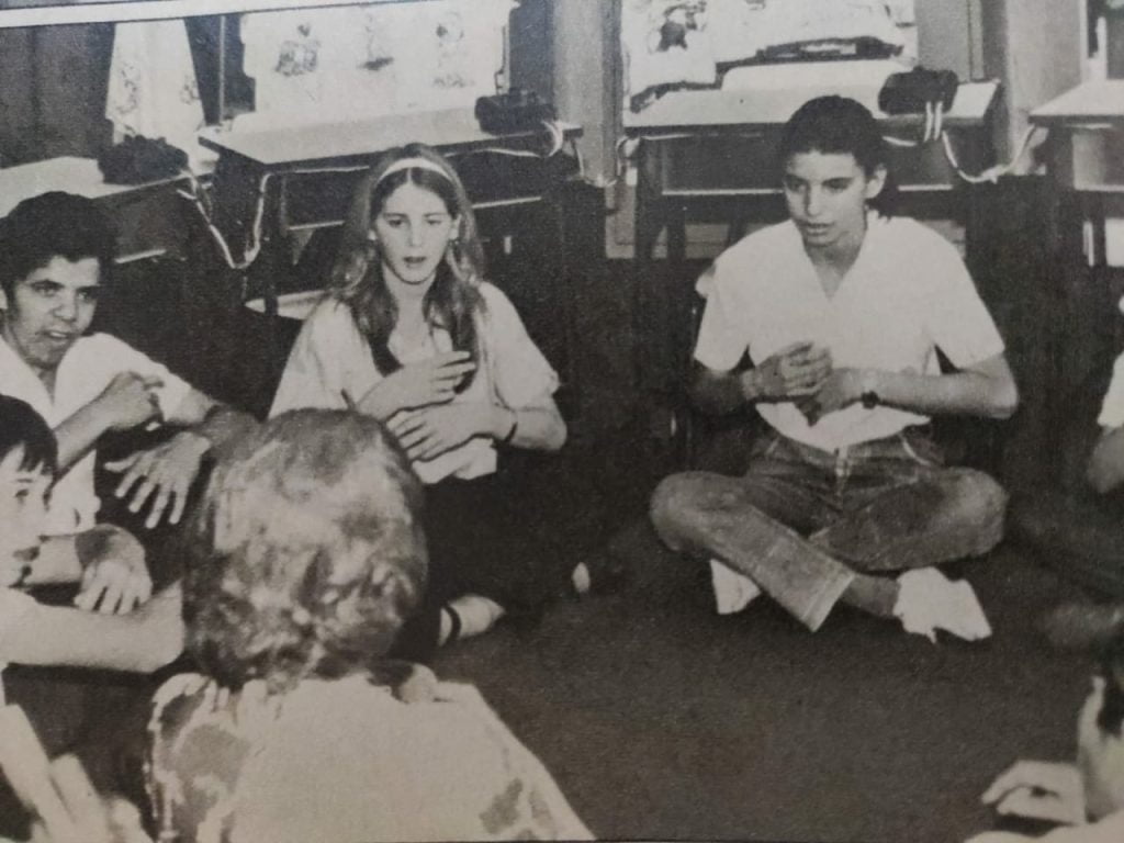 Professora Cecília e alunos, na Escola Estadual Coronel Fernando Prestes / Foto Revista Família Cristã