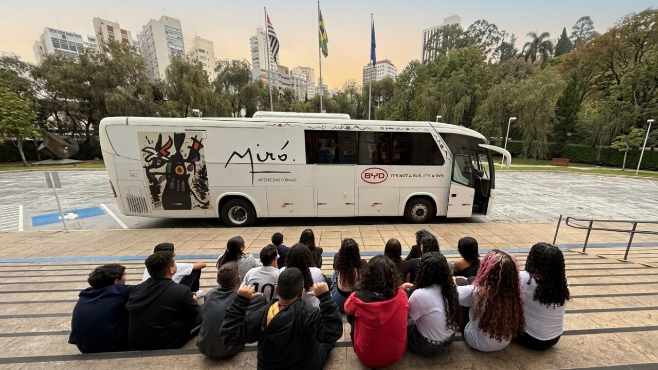BYD transforma mobilidade em acesso à cultura e leva alunos da rede pública a mostras de Joan Miró e de arte brasileira