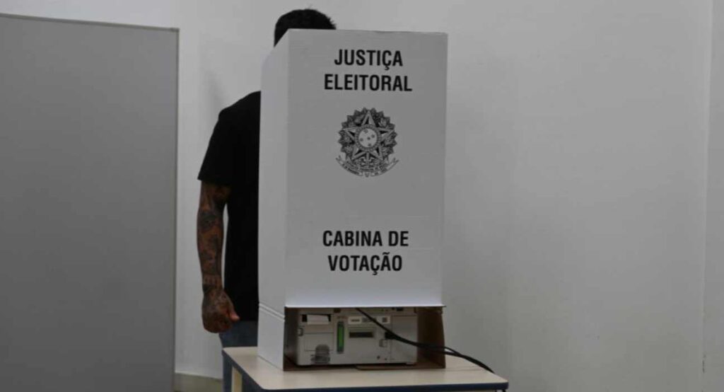 Eleições 2026: saiba quem é obrigado a votar e quem tem o voto facultativo