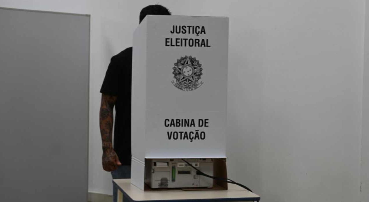 Eleições 2026: saiba quem é obrigado a votar e quem tem o voto facultativo