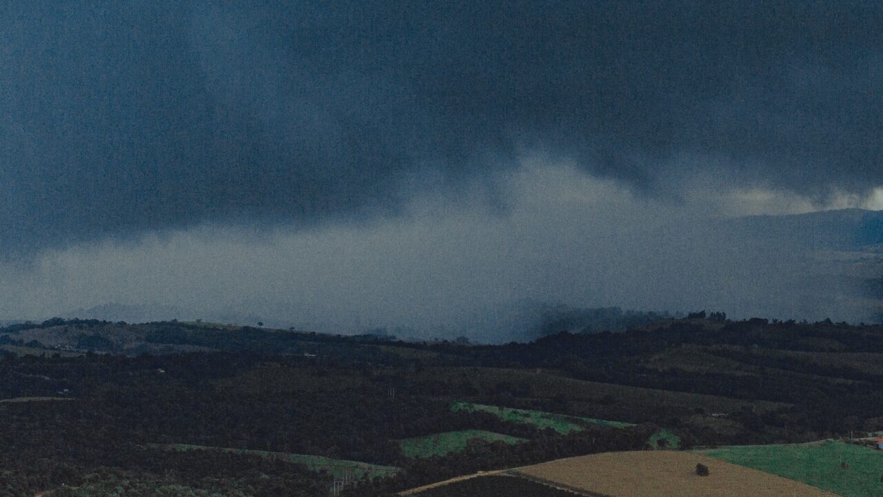 Tempestades no interior de São Paulo paralisam rodovias e ameaçam transporte de cargas