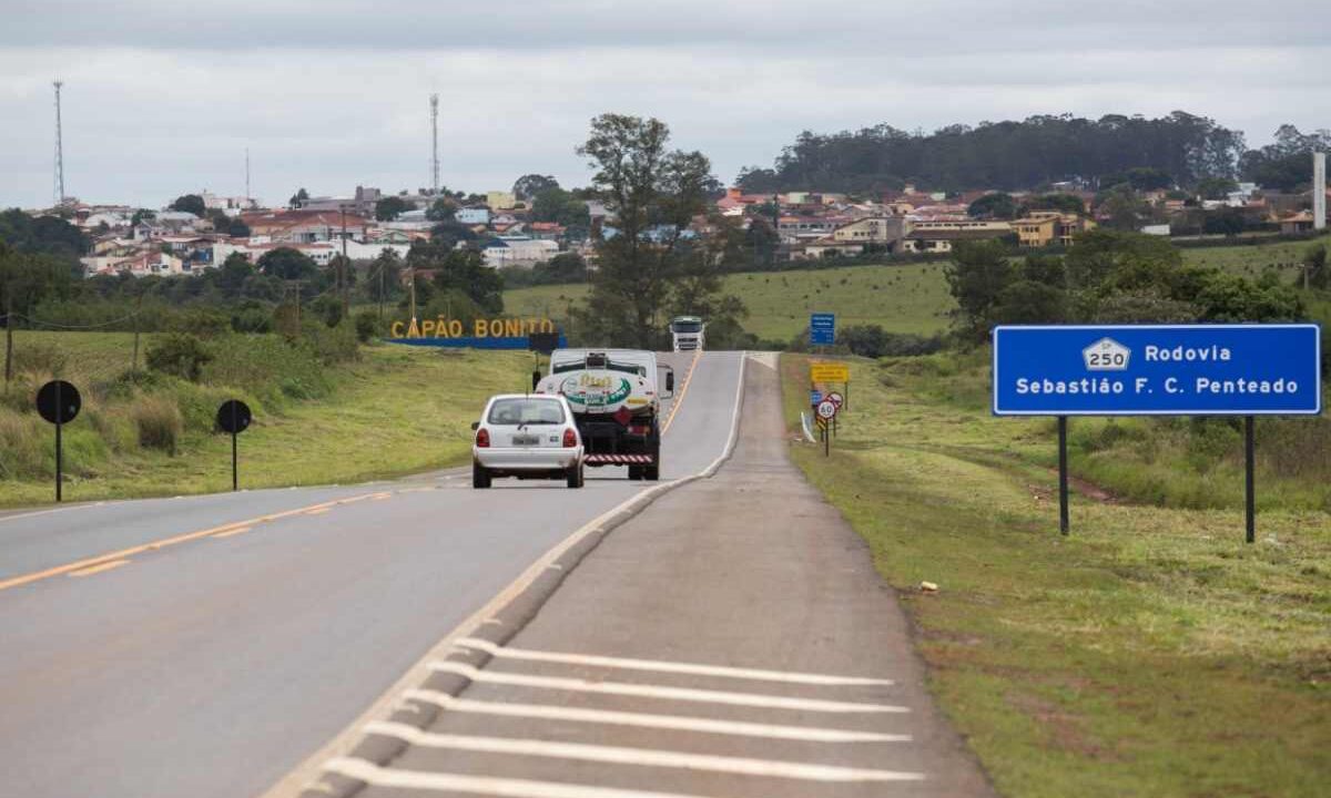 DER-SP libera tráfego na rodovia Sebastião Camargo Penteado (SP-250), em Guapiara, para veículos de até 30 toneladas