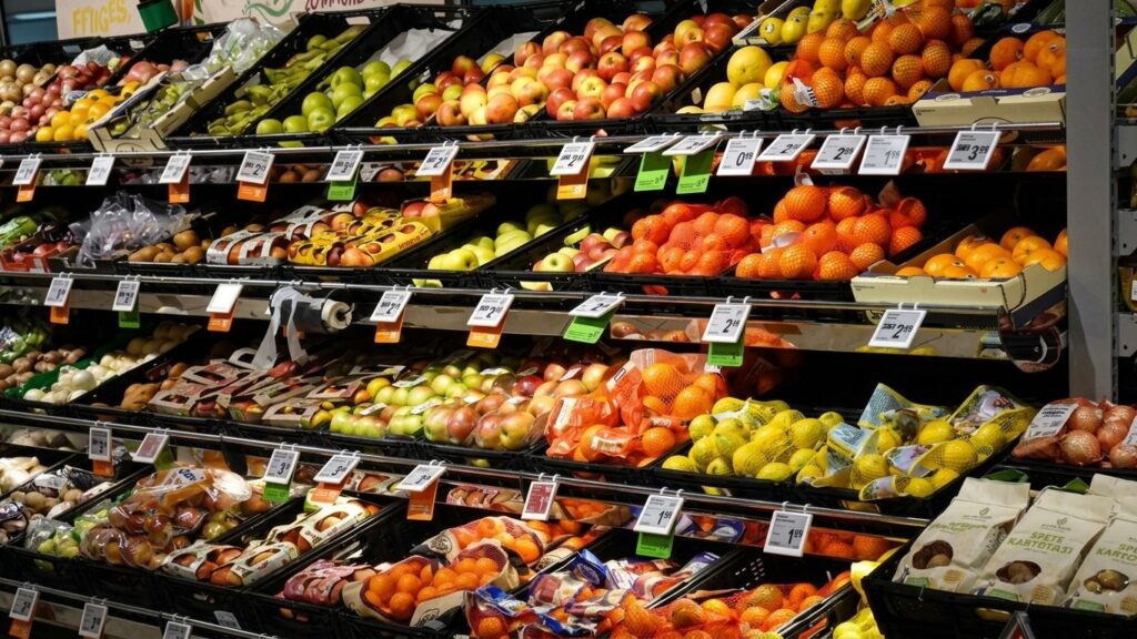 Alimentação consome a maior parte da renda dos brasileiros revela Serasa