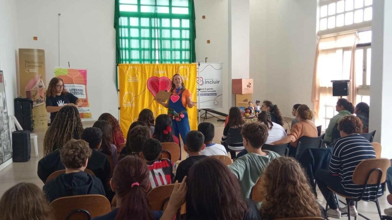 A caravana do Literatura Acessível pelo interior de São Paulo é patrocinada pela TAG – Transportadora Associada de Gás e pela MAHLE Metal Leve S.A., por meio da Lei Rouanet. De Alagoas a São Paulo A etapa paulista acontece após uma caravana de duas semanas por Alagoas. Entre 14 e 25/09, o Literatura Acessível percorreu oito municípios alagoanos: São Luís do Quitunde, Rio Largo, Marechal Deodoro, São Miguel dos Campos, Teotônio Vilela, Penedo, Pilar e Maceió. A programação alcançou cerca de 4 mil estudantes das redes municipais e educadores, com contação de histórias, distribuição de livros e formação de professores. "Vivenciamos situações que nos tocaram muito. Desde a criança que já lia na biblioteca da escola, mas nunca havia recebido um livro de presente para levar para casa, até o estudante que se sentiu representado por nossas histórias protagonizadas por personagens com deficiência, passando pelos professores que, pela primeira vez, tiveram acesso a uma formação desse tipo. O nosso grande objetivo é levar o Literatura Acessível a mais e mais lugares em diferentes regiões do país", afirma Carina. Literatura que amplia possibilidades Criado em 2014 a partir da inquietação de Carina Alves sobre como transformar histórias de vida em ferramentas de educação, o Literatura Acessível desenvolve livros voltados ao público infantojuvenil, com narrativas que abordam inclusão, acessibilidade, empoderamento feminino, educação e respeito à diversidade. A iniciativa recebeu o Prêmio Confúcio de Alfabetização, concedido pela UNESCO, e oferece livros em diferentes formatos acessíveis, incluindo Libras, Braille, pictogramas, audiolivro e audiodescrição, ampliando as possibilidades de leitura e participação. A coleção reúne títulos como A Menina Potiguara, O Menino que Escrevia com os Pés, A Princesa que Tinha um Cromossomo a Mais e O Melhor Amigo da Bengala. As narrativas apresentam personagens com diferentes características e experiências, estimulando o protagonismo, a empatia e o reconhecimento da diversidade. Sobre o Instituto Incluir O Instituto Incluir é uma organização da sociedade civil dedicada a ampliar a inclusão e o acesso a direitos no Brasil. Criado pela empreendedora social e psicóloga Carina Alves, desenvolve projetos e formações em parceria com escolas, comunidades, empresas e poder público, tendo a educação como eixo estruturante. Entre suas iniciativas estão os programas EsportivaMENTE, Pulsar, Empodera, Incluir nas Comunidades, Brasil Diversidade e Literatura Acessível, este último reconhecido internacionalmente pela UNESCO e pelo governo da China com o Prêmio Confúcio de Alfabetização.