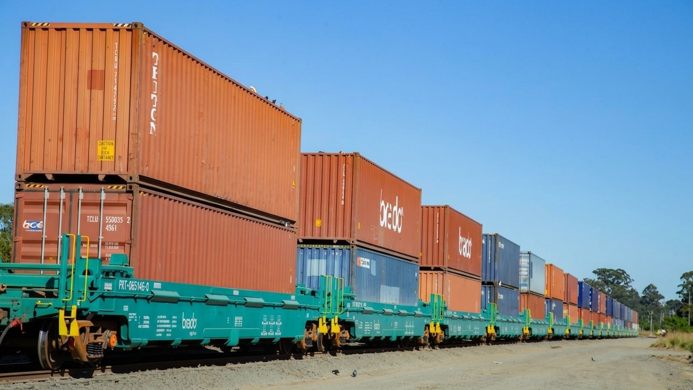 Trens de dois andares estão revolucionando a eficiência do transporte ferroviário